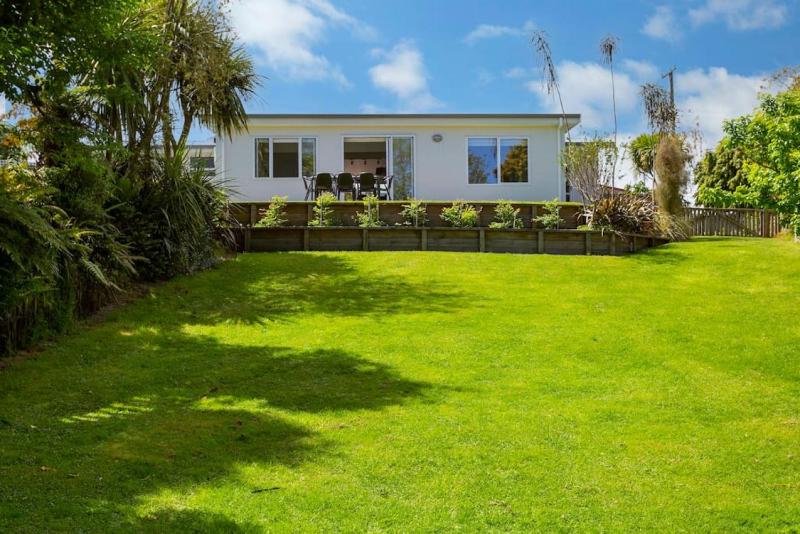 Central Stylish Taupo Retreat With BBQ and Private Garden - image 18