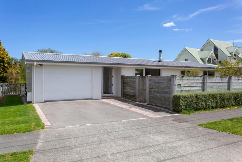 Central Stylish Taupo Retreat With BBQ and Private Garden - image 22