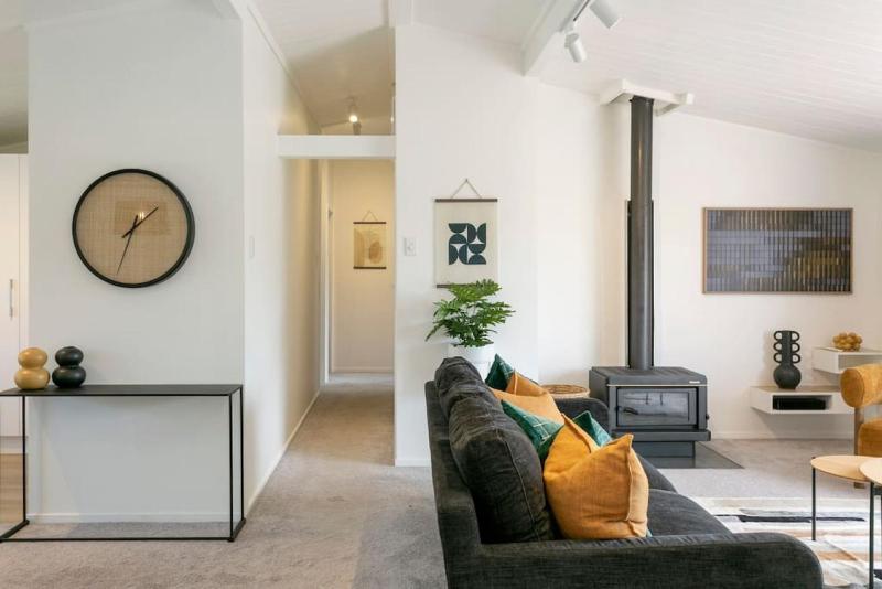 Central Stylish Taupo Retreat With BBQ and Private Garden - image 8