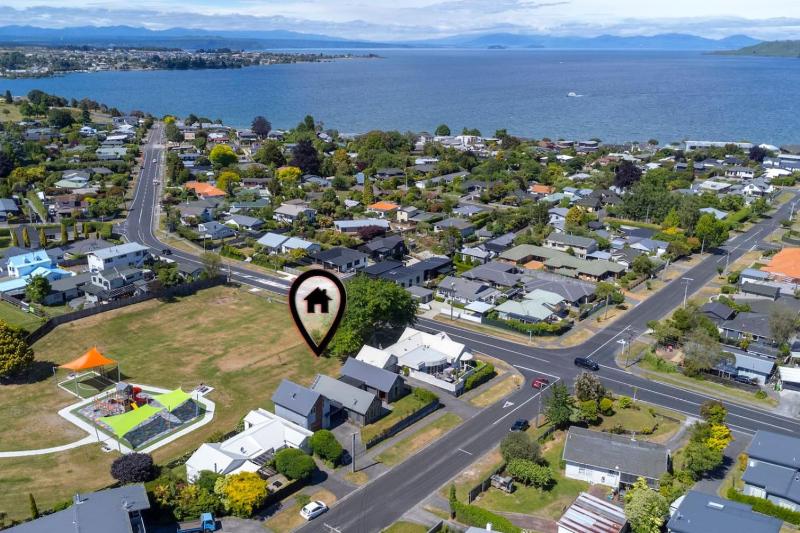 Huia Heights Modern 4BR Home With Park Views - image 22