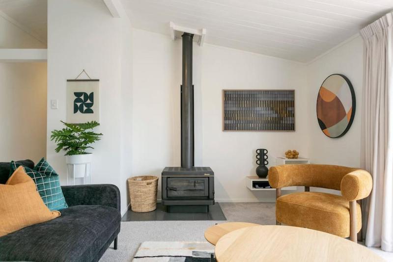 Central Stylish Taupo Retreat With BBQ and Private Garden - image 30