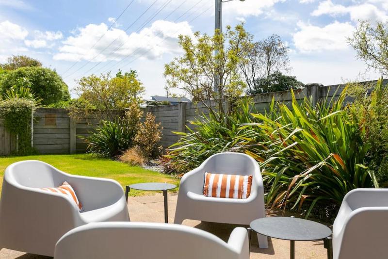 Central Stylish Taupo Retreat With BBQ and Private Garden - image 3