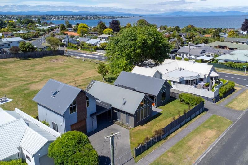 Huia Heights Modern 4BR Home With Park Views - image 24