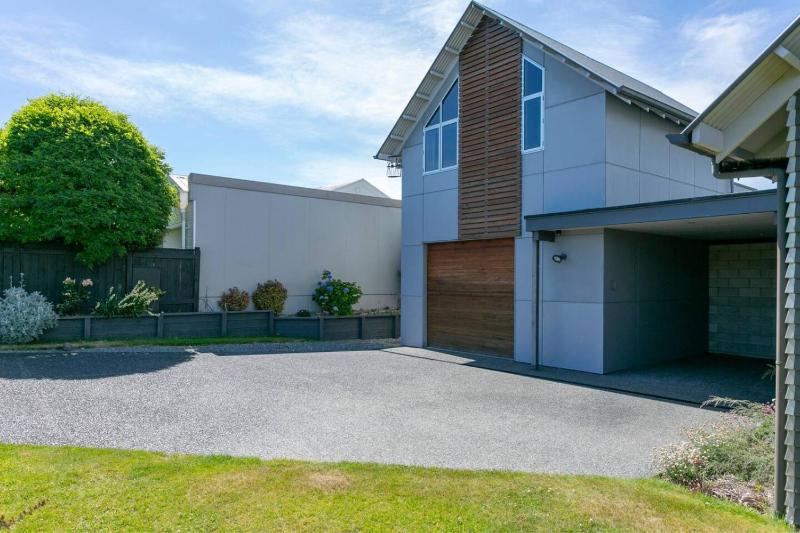 Huia Heights Modern 4BR Home With Park Views - image 10