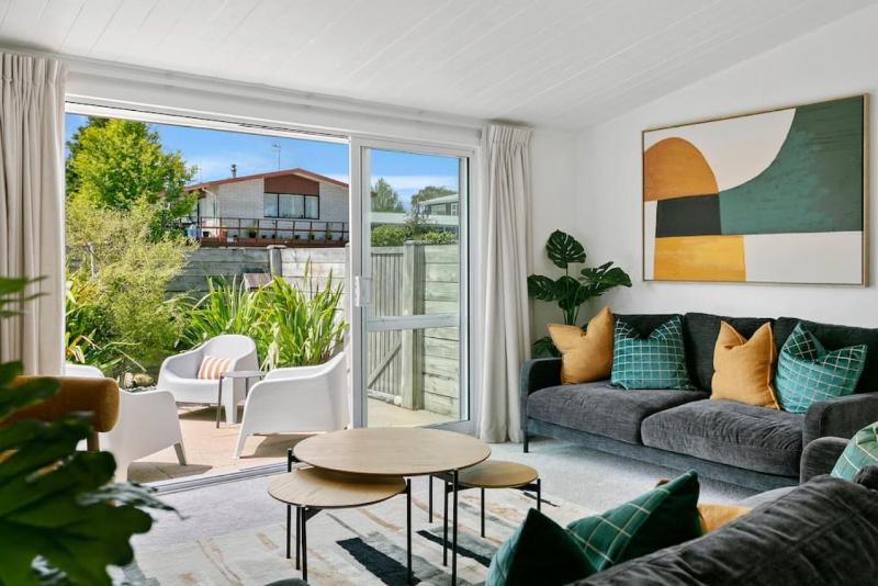 Central Stylish Taupo Retreat With BBQ and Private Garden - image 16