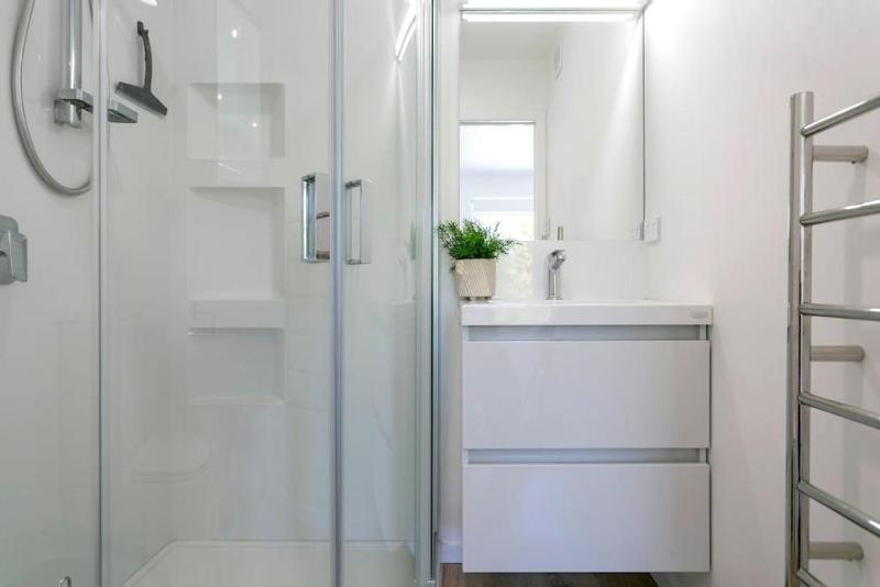 Central Stylish Taupo Retreat With BBQ and Private Garden - image 5