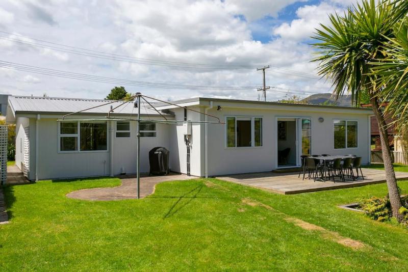 Central Stylish Taupo Retreat With BBQ and Private Garden - image 42