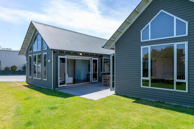 Huia Heights Modern 4BR Home With Park Views - image 16