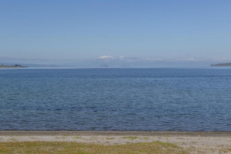 Lake Front Oasis - three bedroom retreat close to Lake Taupo waterfront - image 18
