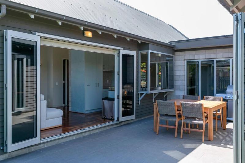Huia Heights Modern 4BR Home With Park Views - image 12