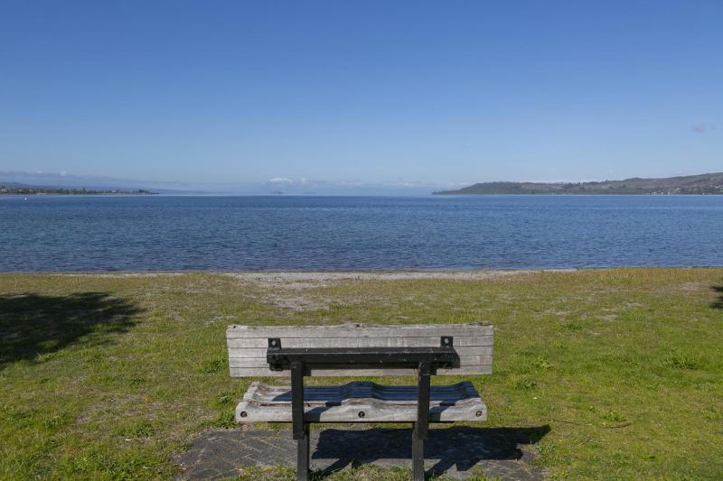 Lake Front Oasis - three bedroom retreat close to Lake Taupo waterfront - image 21
