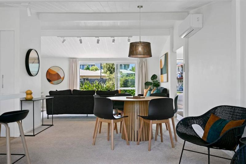 Central Stylish Taupo Retreat With BBQ and Private Garden - image 20