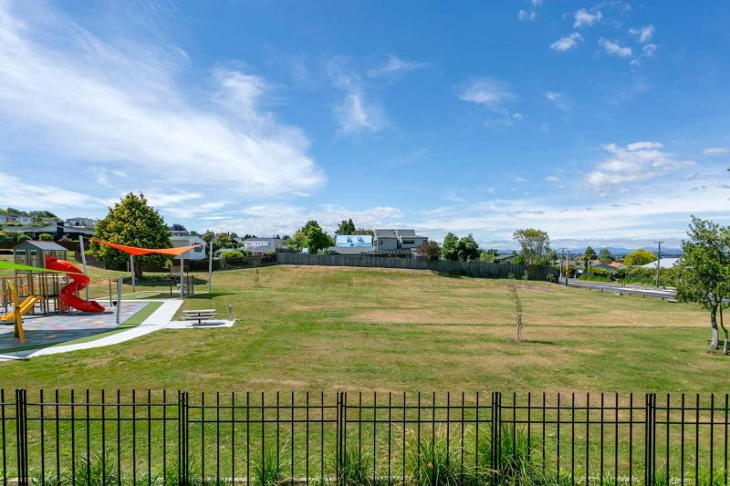 Huia Heights Modern 4BR Home With Park Views - image 29
