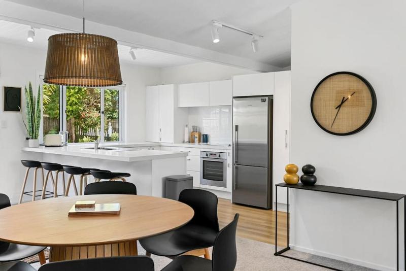 Central Stylish Taupo Retreat With BBQ and Private Garden - image 6