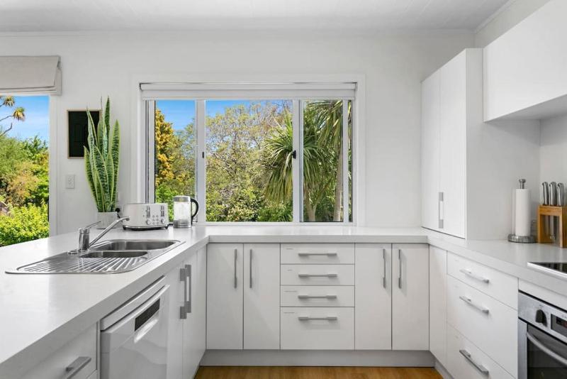 Central Stylish Taupo Retreat With BBQ and Private Garden - image 9