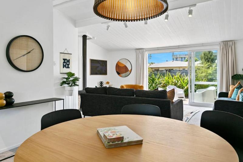 Central Stylish Taupo Retreat With BBQ and Private Garden - image 11