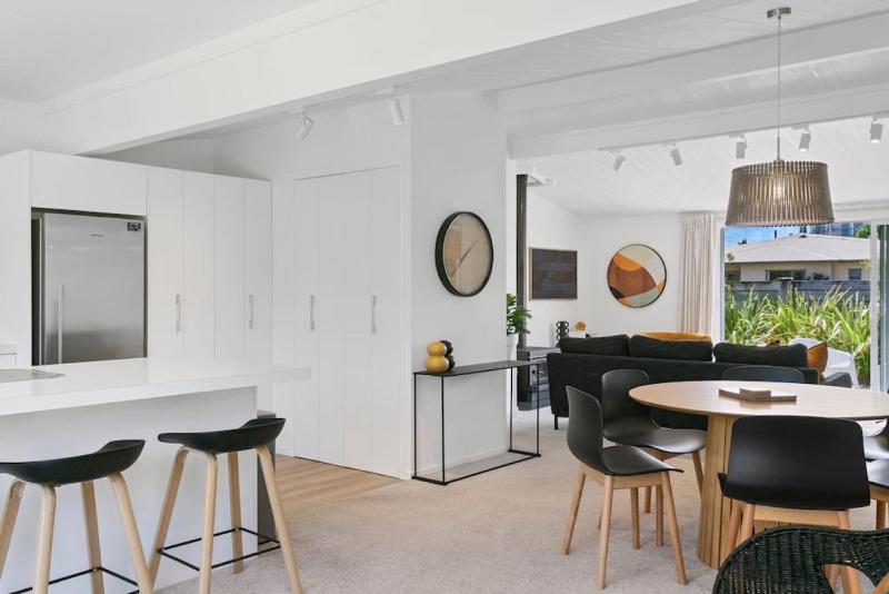 Central Stylish Taupo Retreat With BBQ and Private Garden - image 15