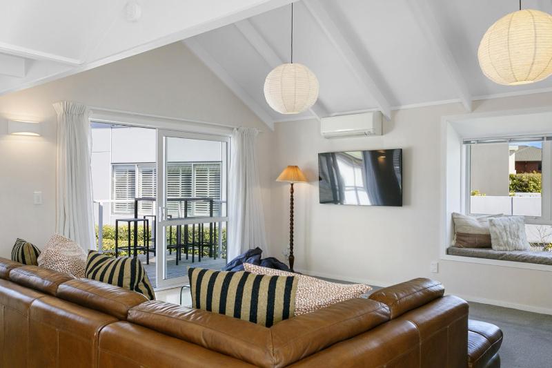 Lake Front Oasis - three bedroom retreat close to Lake Taupo waterfront - image 39