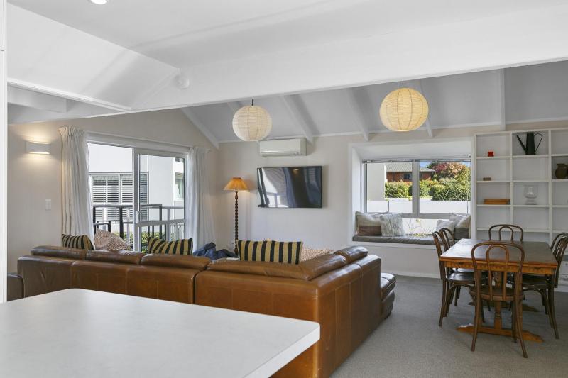 Lake Front Oasis - three bedroom retreat close to Lake Taupo waterfront - image 34