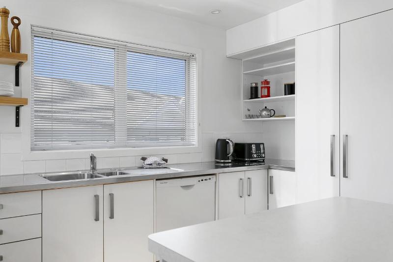 Lake Front Oasis - three bedroom retreat close to Lake Taupo waterfront - image 47