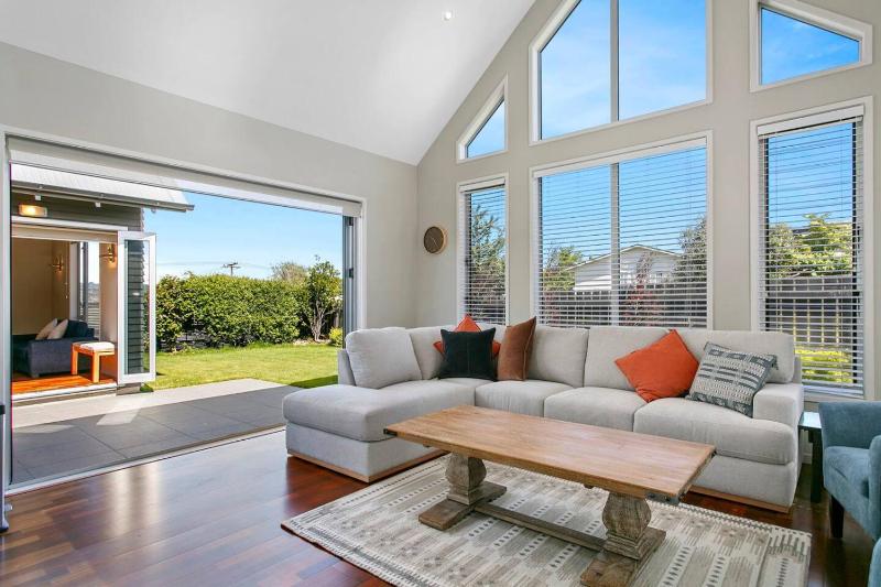 Huia Heights Modern 4BR Home With Park Views - image 17