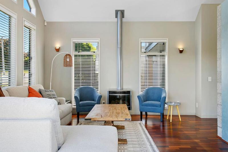 Huia Heights Modern 4BR Home With Park Views - image 4