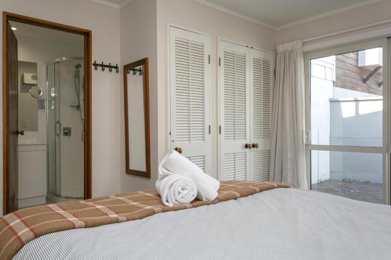 Lake Front Oasis - three bedroom retreat close to Lake Taupo waterfront - image 22