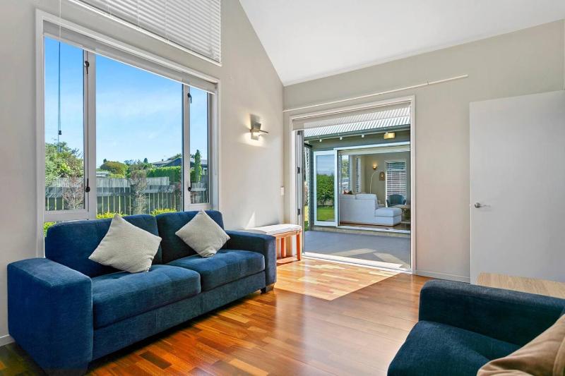 Huia Heights Modern 4BR Home With Park Views - image 33