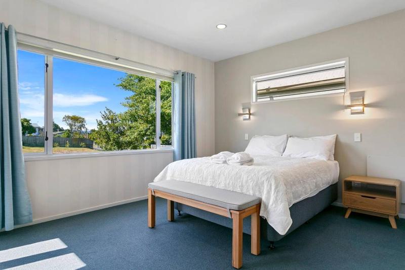 Huia Heights Modern 4BR Home With Park Views - image 7