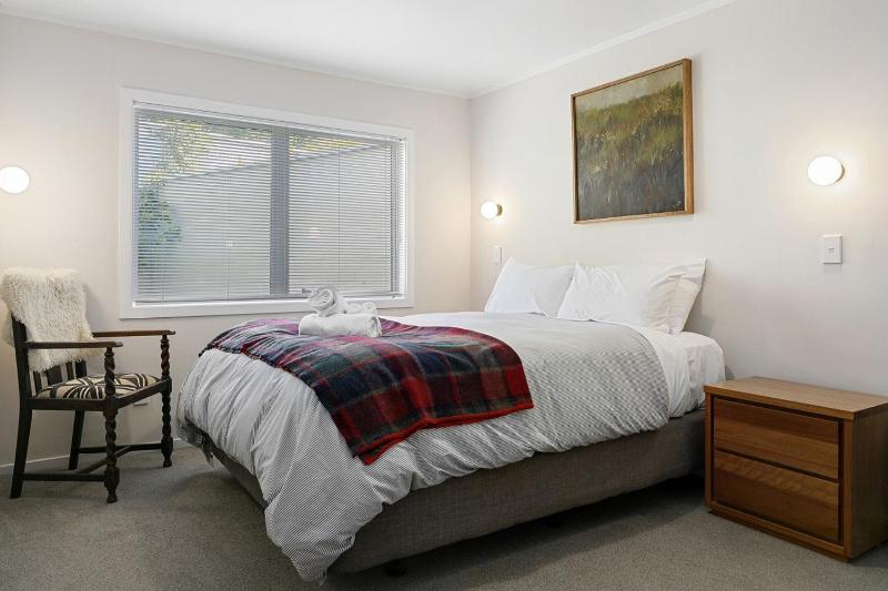 Lake Front Oasis - three bedroom retreat close to Lake Taupo waterfront - image 35