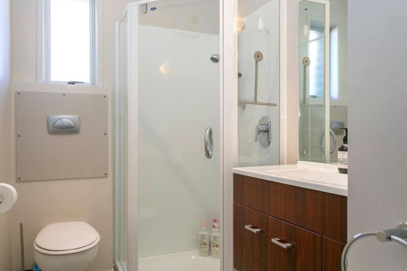 Huia Heights Modern 4BR Home With Park Views - image 26