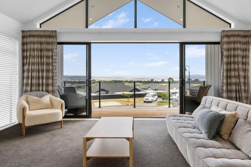 Peaceful Taupo Escape With King Suite and Comfort - image 1