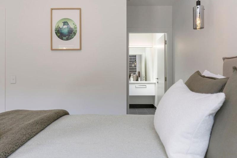 Peaceful Taupo Escape With King Suite and Comfort - image 17