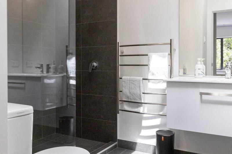 Peaceful Taupo Escape With King Suite and Comfort - image 4
