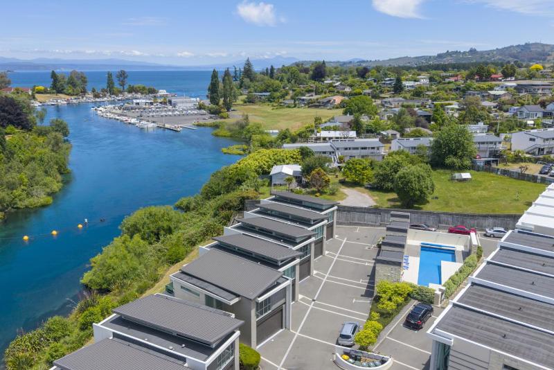Riverside Apartment With Pool and Lake Access - image 8