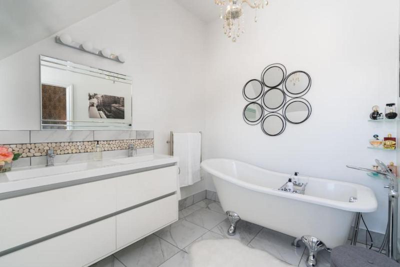 Luxury Group Escape With Spa Pool Views and Privacy - image 2