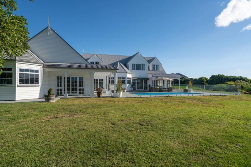 Luxury Group Escape With Spa Pool Views and Privacy - image 25