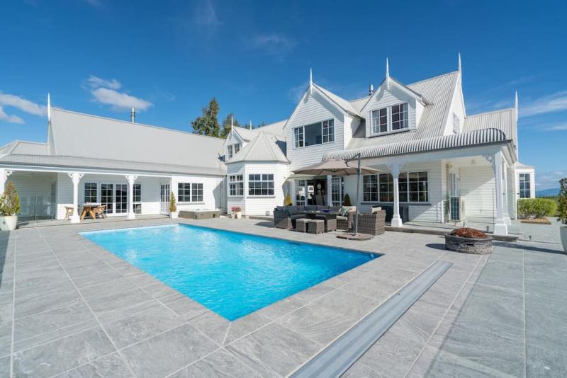 Luxury Group Escape With Spa Pool Views and Privacy - image 14