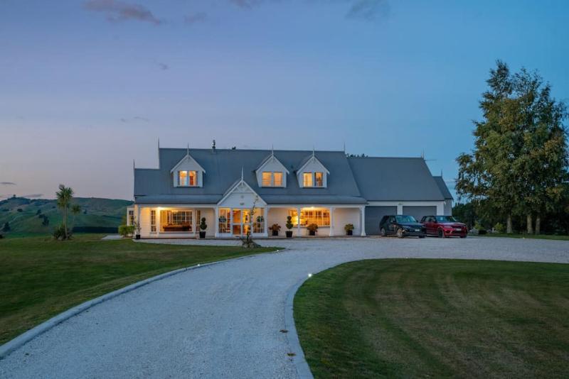 Luxury Group Escape With Spa Pool Views and Privacy - image 16