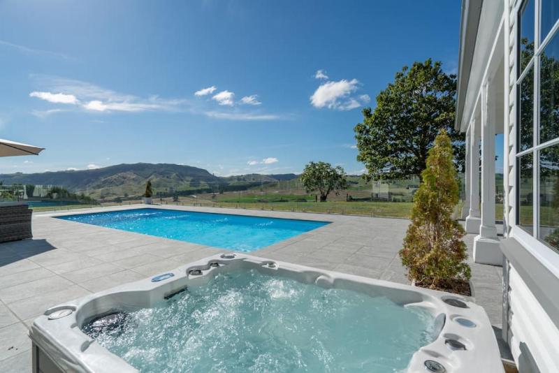 Luxury Group Escape With Spa Pool Views and Privacy - image 11
