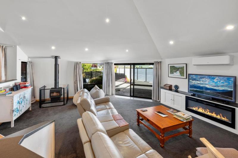 Te Aroha Whare Cozy 3BR Retreat With Garage and BBQ - image 20