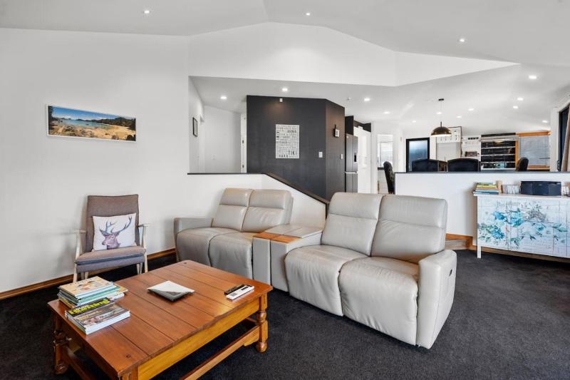 Te Aroha Whare Cozy 3BR Retreat With Garage and BBQ - image 26