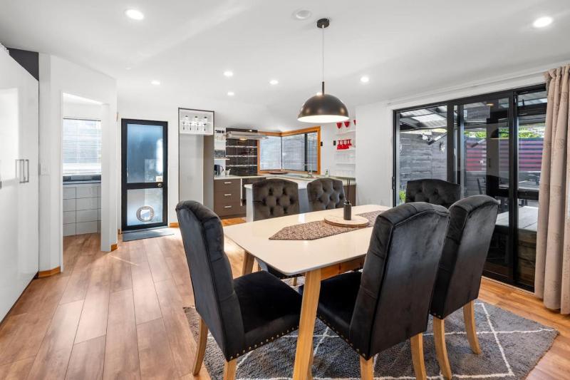 Te Aroha Whare Cozy 3BR Retreat With Garage and BBQ - image 4
