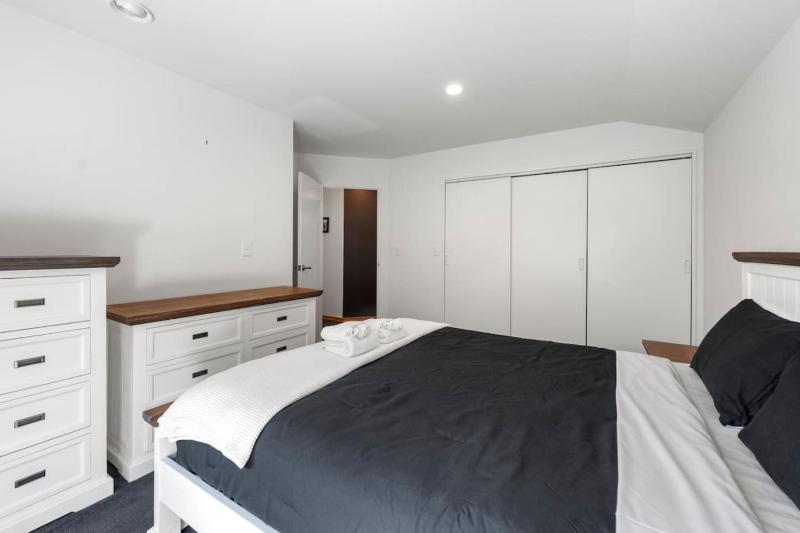 Te Aroha Whare Cozy 3BR Retreat With Garage and BBQ - image 3