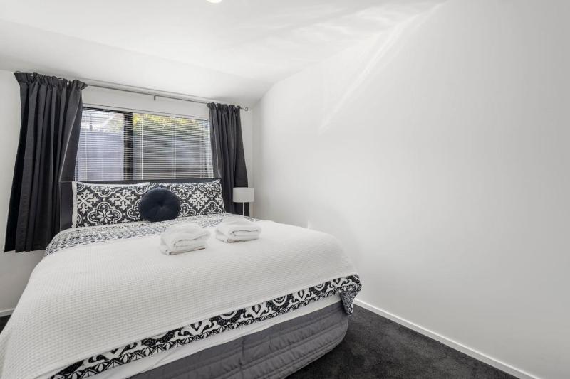 Te Aroha Whare Cozy 3BR Retreat With Garage and BBQ - image 5