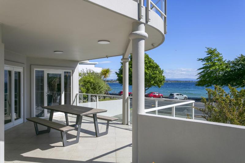 Stunning 3BR Home With Spa Bath Mountain and Lake Views - image 9