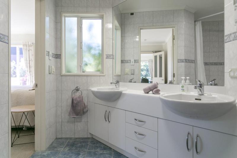 Stunning 3BR Home With Spa Bath Mountain and Lake Views - image 5