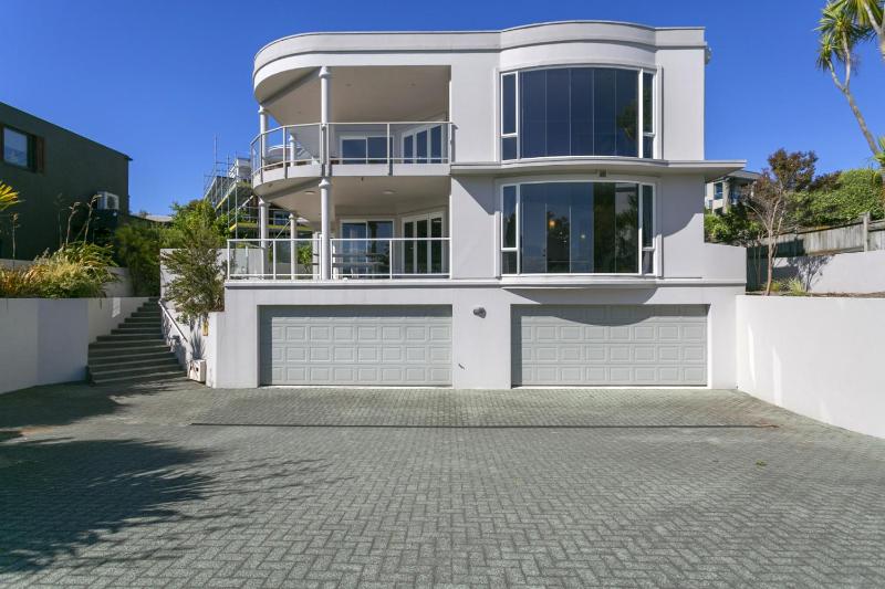 Stunning 3BR Home With Spa Bath Mountain and Lake Views - image 16