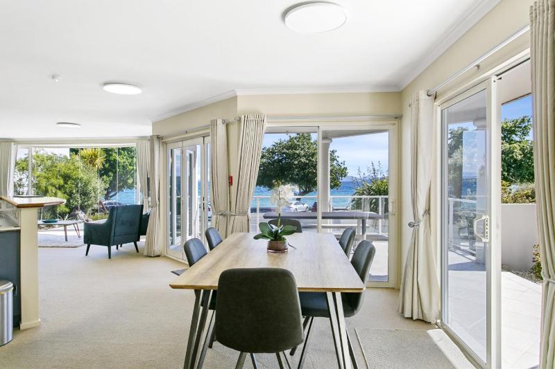 Stunning 3BR Home With Spa Bath Mountain and Lake Views - image 18