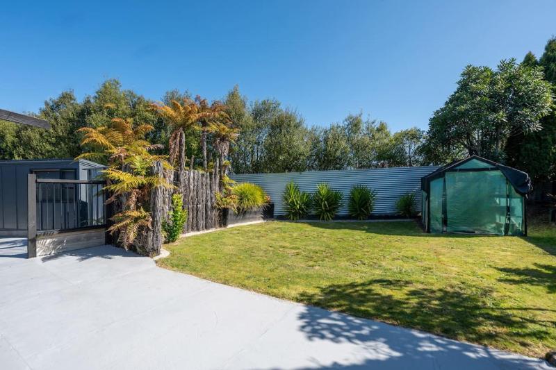 Te Aroha Whare Cozy 3BR Retreat With Garage and BBQ - image 27